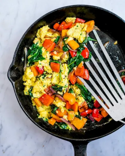 Desayuno con huevos revueltos