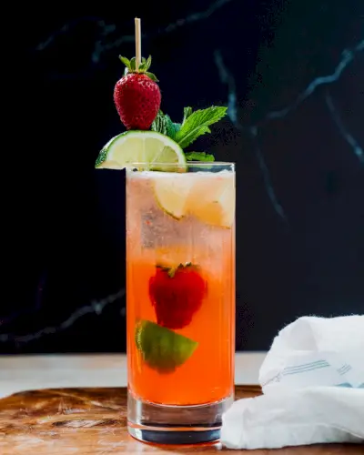 Coquetéis de verão: mojito de morango em vidro