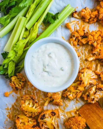 Cavolfiore di bufala con salsa di formaggio blu | cibo vegetariano di conforto