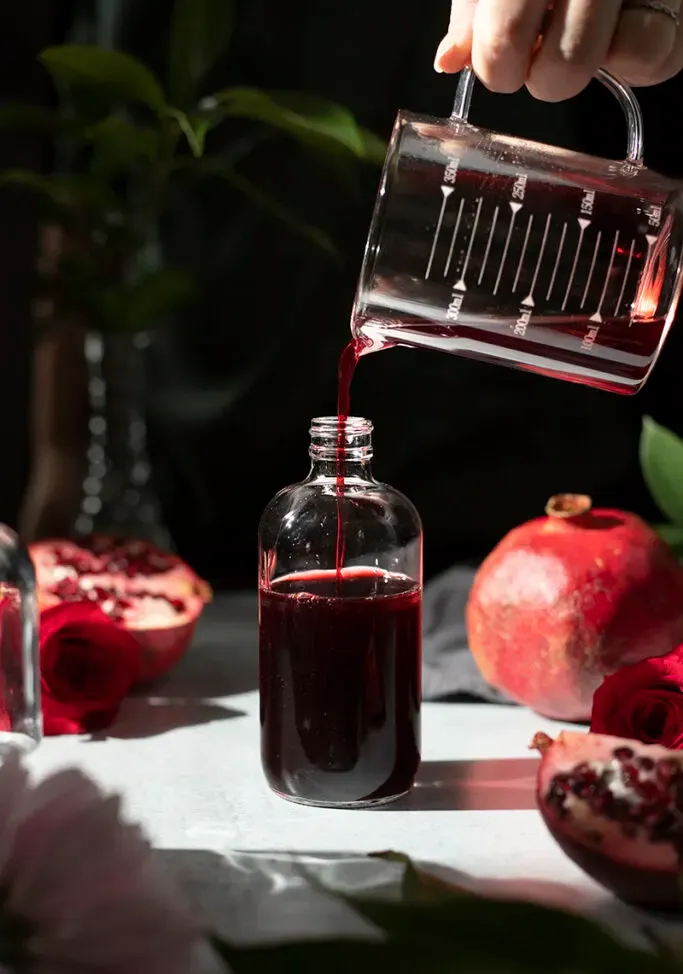 Grenadinensirup in eine Apothekerflasche gießen' loading='lazy' title=