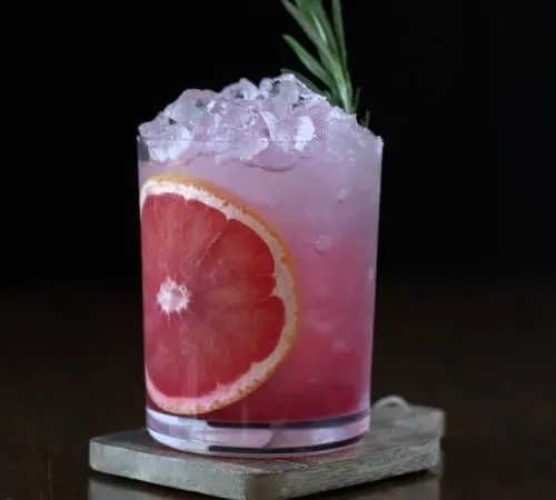 Rezept für einen Sour-Cocktail mit Grapefruit und Granatapfel-Wodka' title=