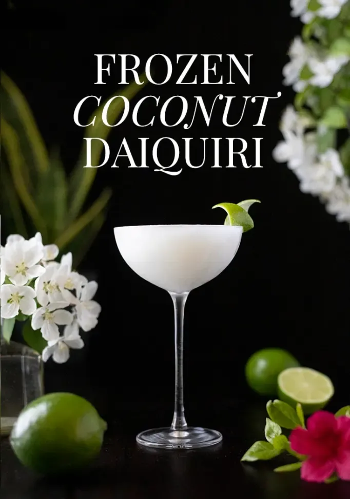 coquetel branco congelado com toque de limão em fundo preto com texto branco que diz Frozen Coconut Daiquiri' title=