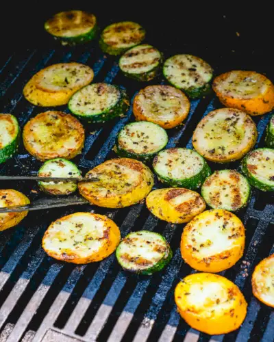 So grillen Sie Zucchini und Kürbis