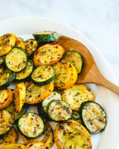 Gegrillte Zucchini und Kürbis