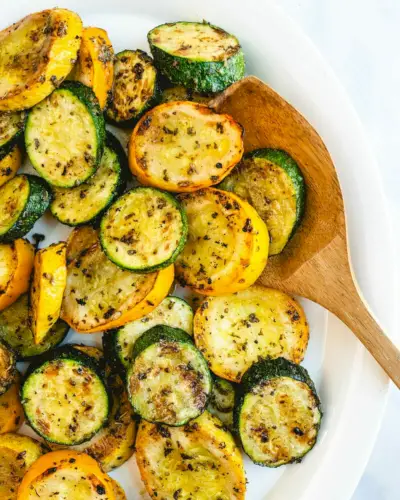 Gegrillte Zucchini und Kürbis