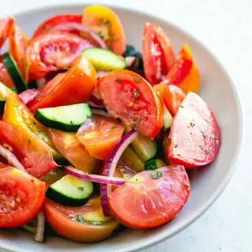 Salade de concombre, tomate et oignon