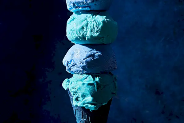 casquinha azul com muitas bolas de sorvete de lua azul