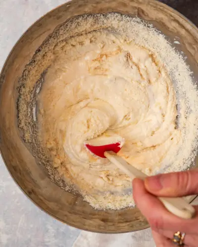 סלט כרובית שלב 3: מערבבים את הרוטב.