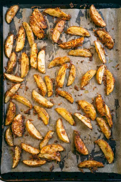 Fatias de batata parmesão