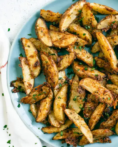 Fatias de batata parmesão