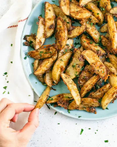 Fatias de batata parmesão