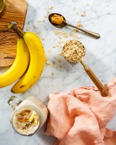 Suroviny na banánové smoothie s arašídovým máslem
