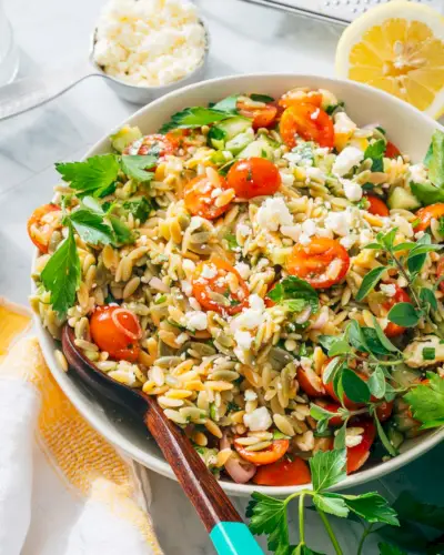 Salada de macarrão com cevada
