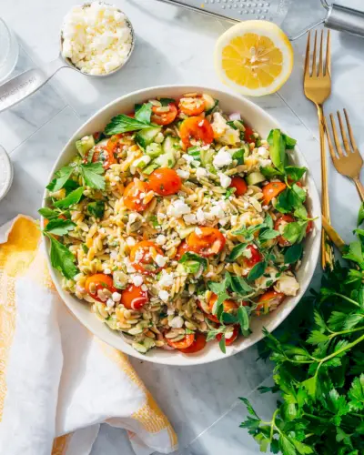 Salada de macarrão com cevada