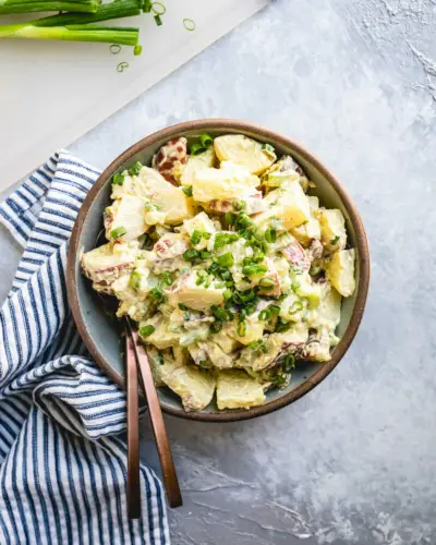 Salada de batata com casca vermelha