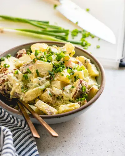 Você pode congelar salada de batata? Quanto tempo dura a salada de batata?