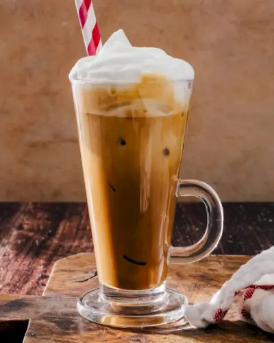 Mocha de chocolate branco gelado