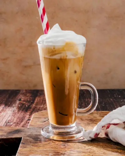 Mocha de chocolate branco gelado