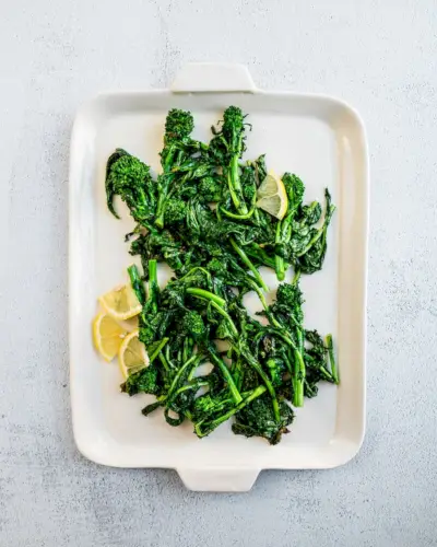 Étape 3 : Incorporez le zeste de citron au brocoli-rave.