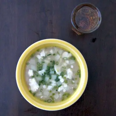 Quinoa polievka s fetou a cibuľkou