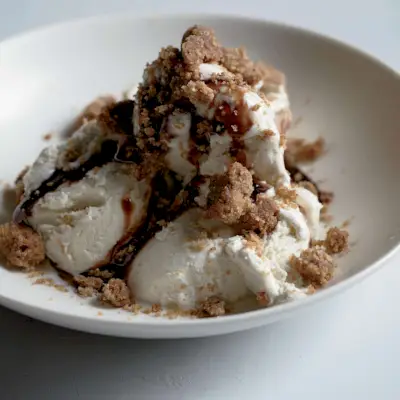 Helado de vainilla con crumble de mantequilla marrón