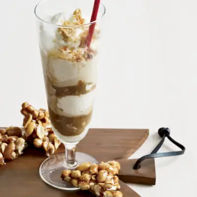 Sundaes de café vietnamita con maní triturado quebradizo