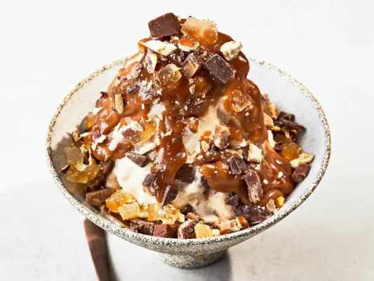 Sundae de helado definitivo con caramelo casero