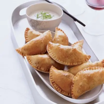 Tortini di carne Natchitoches con salsa piccante al latticello