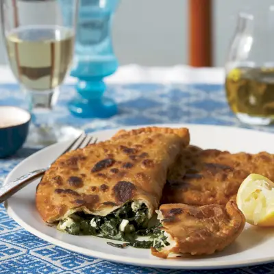 Tortini greci con verdure, aneto, menta e feta