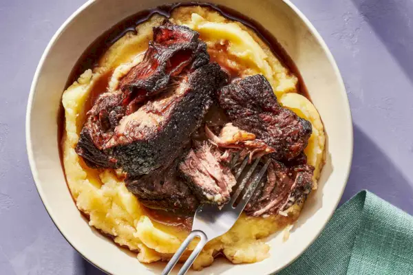 Uma porção de costelinha refogada servida com purê de batata