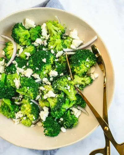 Gedämpfter Brokkoli mit Feta-Käse