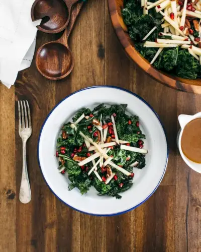 Salada de Couve Massageada com Maçã e Romã | Yumpulse