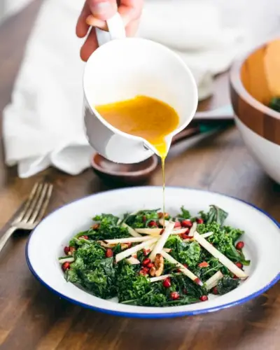 Salada de Couve Massageada com Maçã e Romã | Yumpulse