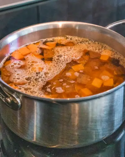 Pote de batata doce com água