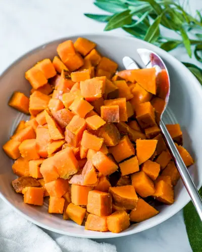 Ferver batata doce, batata doce em uma tigela