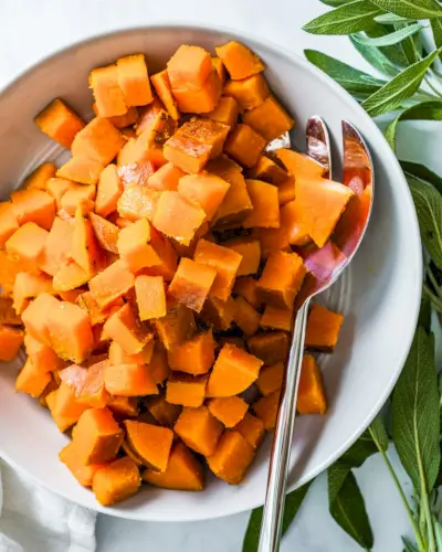 Ferver batata doce, tigela de batata doce cozida com colher