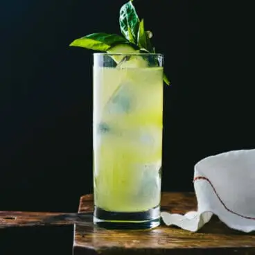 Coquetel de pepino e manjericão