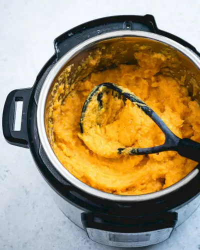 Instant-Süßkartoffelpüree im Topf