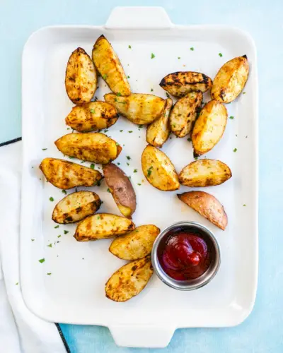 Batatas grelhadas na travessa