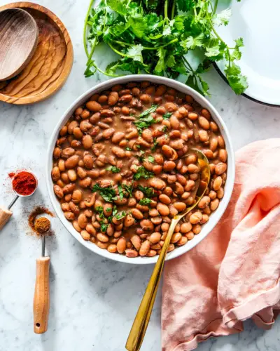 Frijoles Pintos en un tazón.
