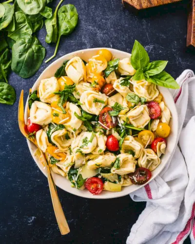 Salada de macarrão tortellini