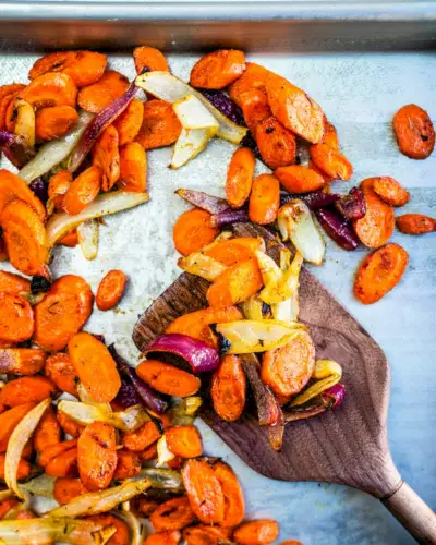 Carottes et oignons rôtis