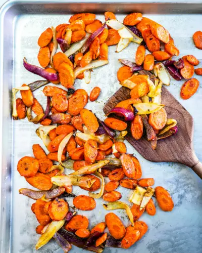Carottes et oignons rôtis