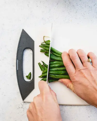 Comment tailler les haricots verts : couper les extrémités