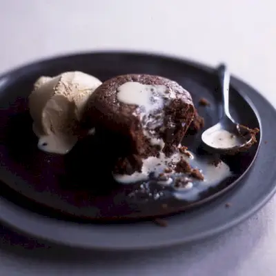 13 lutego: Ciepłe ciasteczka brownie z podwójną czekoladą