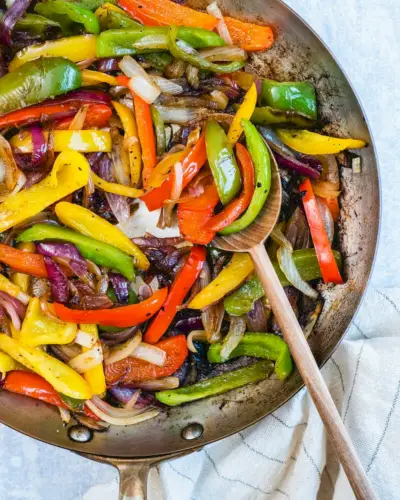 So braten Sie Paprika und Zwiebeln an