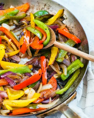 Sautierte Paprika und Zwiebeln
