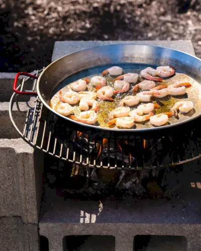 Receita de paella de frutos do mar em fogo aberto | melhor panela de paella