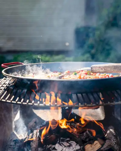 Receita de paella de frutos do mar em fogo aberto | melhor panela de paella
