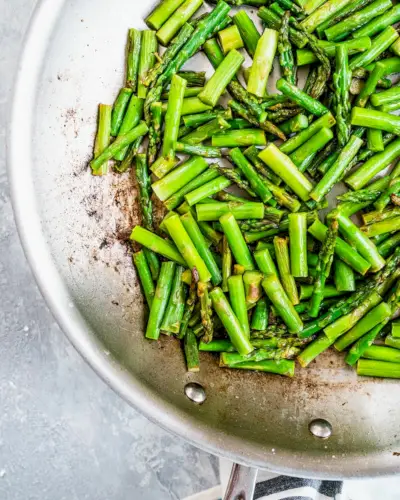 Spargel in der Pfanne